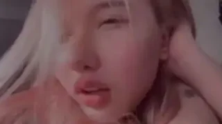 Wanita Cantik Berambut Pirang Pink Kena Doggystyle